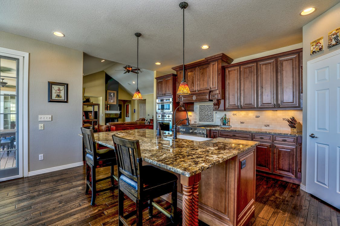 Read more about the article Light or Dark Countertops with Oak Cabinets – Which is Better?