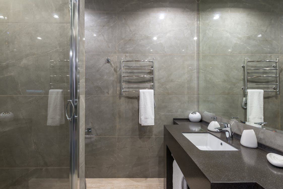 Read more about the article How to Pick the Right Slab Shower