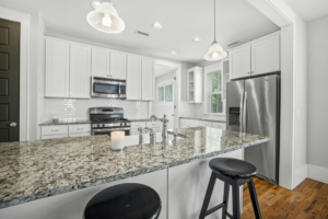 Read more about the article Streamlining Your Kitchen Workflow with Thoughtful Countertop Designs