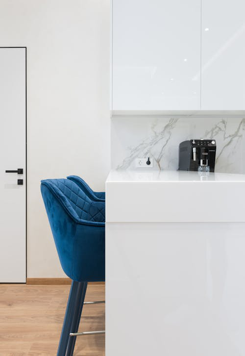 Modern kitchen with custom quartz countertop and elegant furniture, expertly installed by a countertop contractor in Naples.